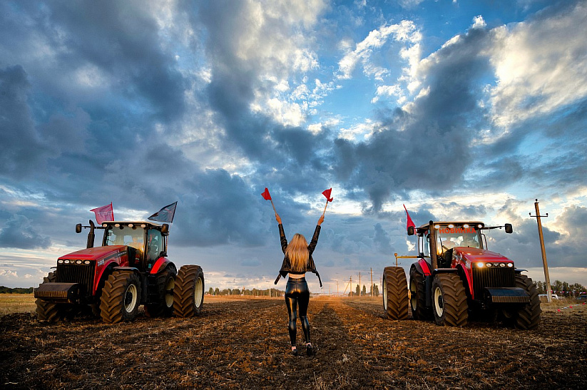 Гонки на тракторах и захватывающую уборку кукурузы провели на Ставрополье